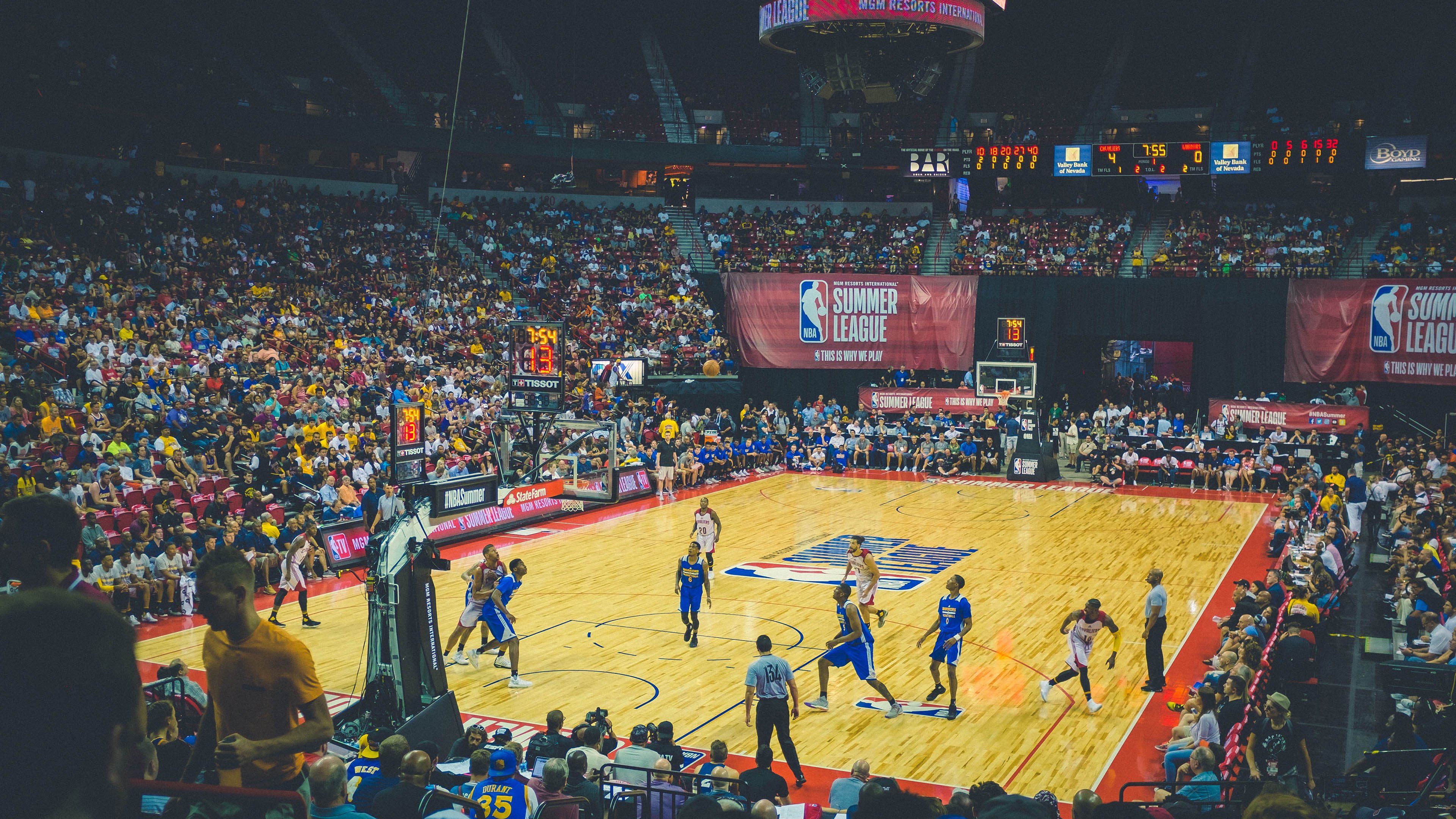 “壁球对决:高新区全民健身馆赛场充满悬念,谁能成为快打高手?”