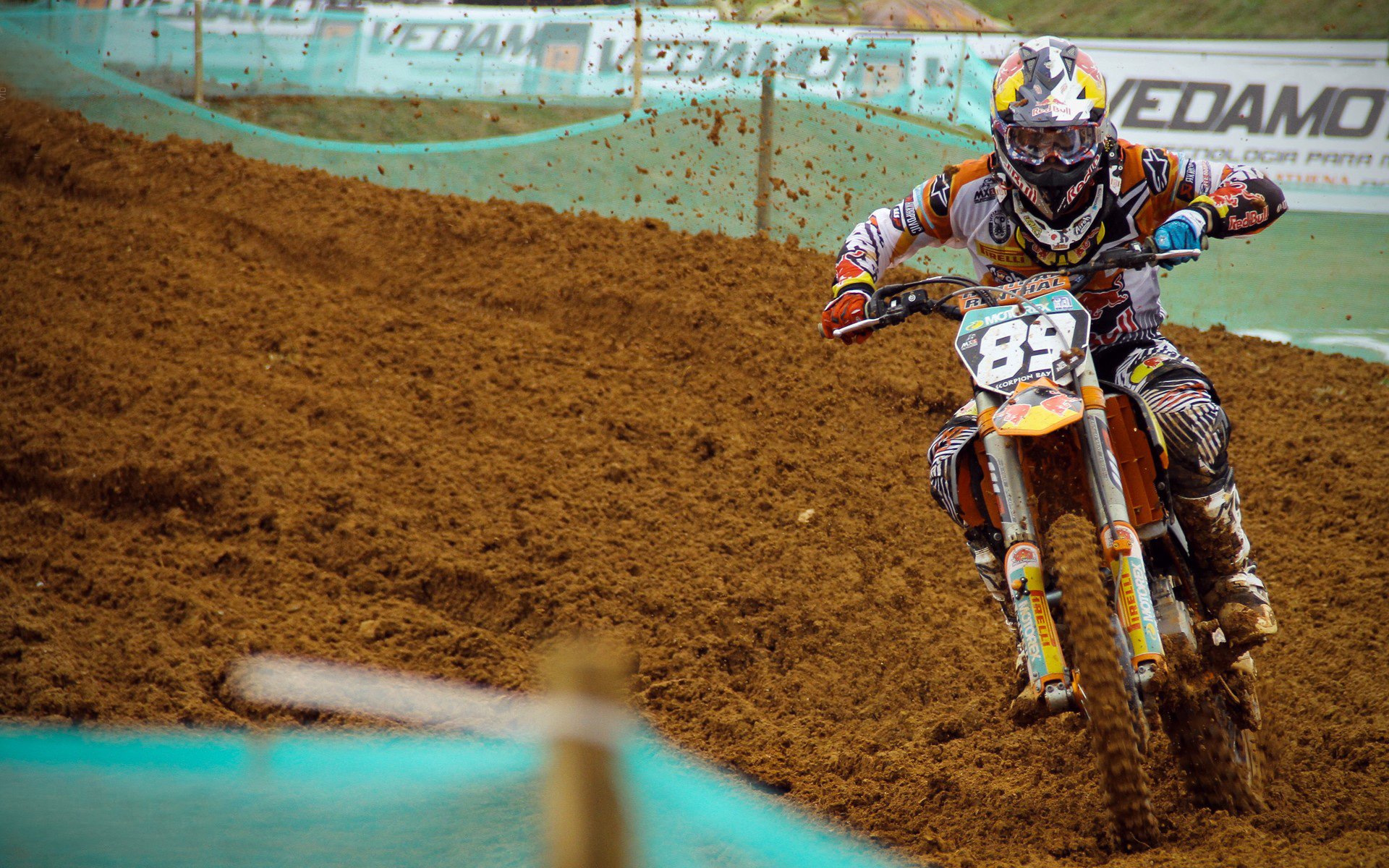 “简阳文体中心:篮球选手在赛场上挑战极限突破”